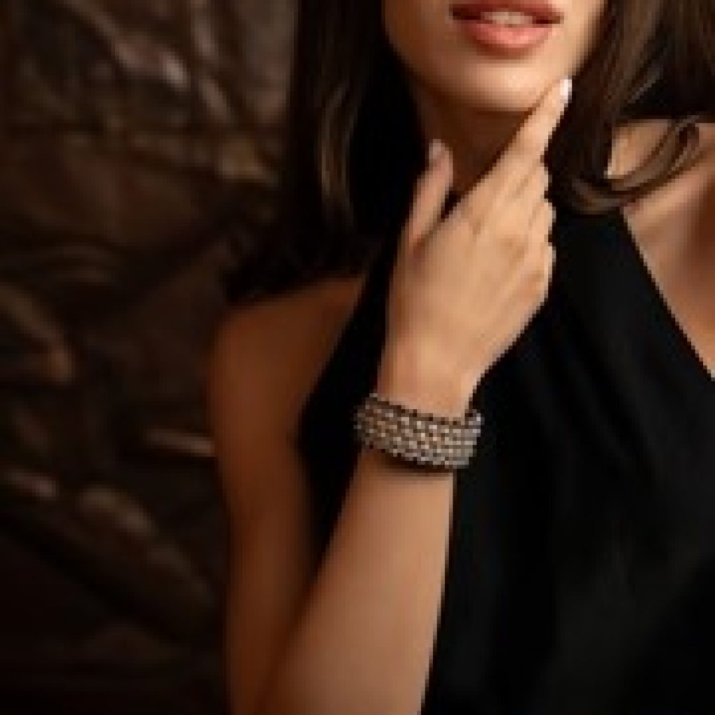 Luxurious Diamond-Set Thread Bracelet for Elegant Moments Luxurious Diamond-Set Thread Bracelet for Elegant Moments